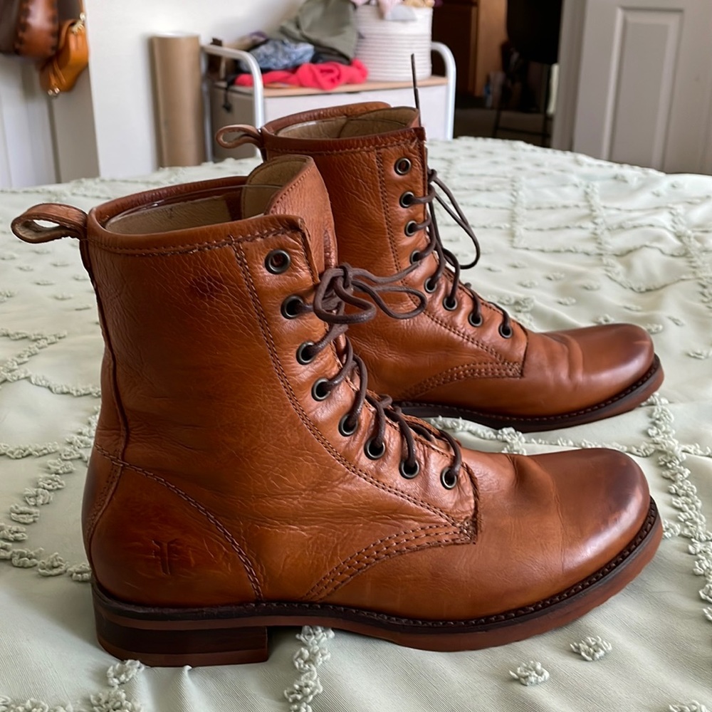 NEVER WORN Frye lace up boots
